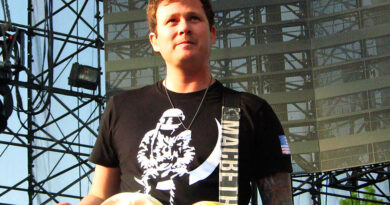 Tom DeLonge Net Worth – Biography, Career, Spouse And More